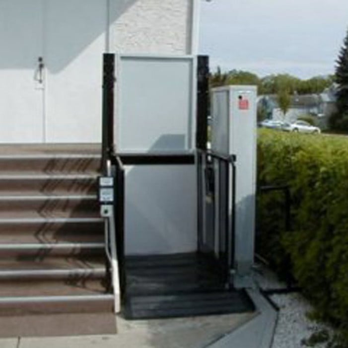 Commercial lift for outdoor use
